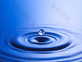 蓝色调一个小水滴摄影图