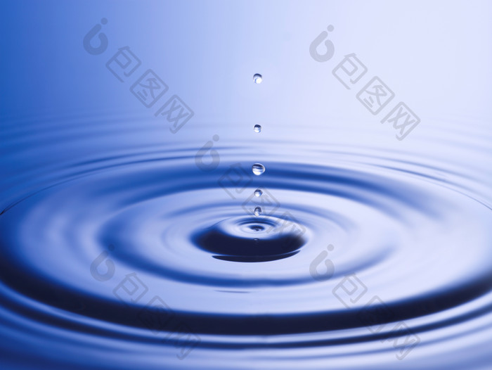 蓝色调落下的水滴摄影图