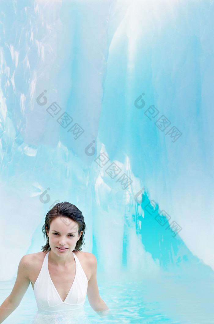 清新在水中的女生摄影图