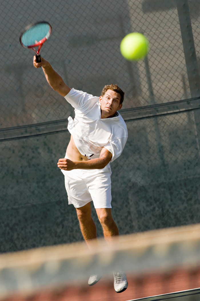 深色调打网球的男子摄影图