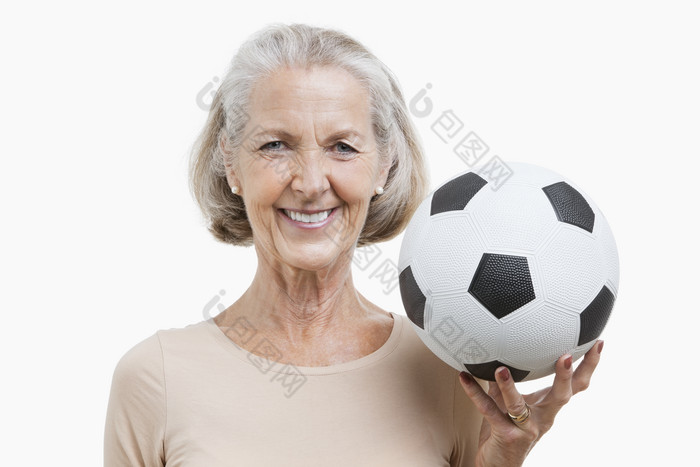 简约拿足球的老人摄影图