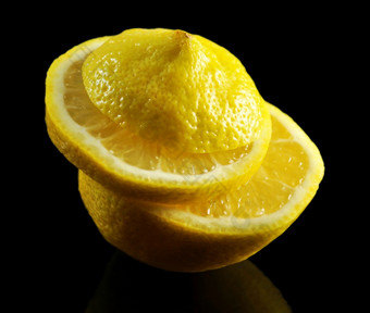 暗色调切开的柠檬摄影图