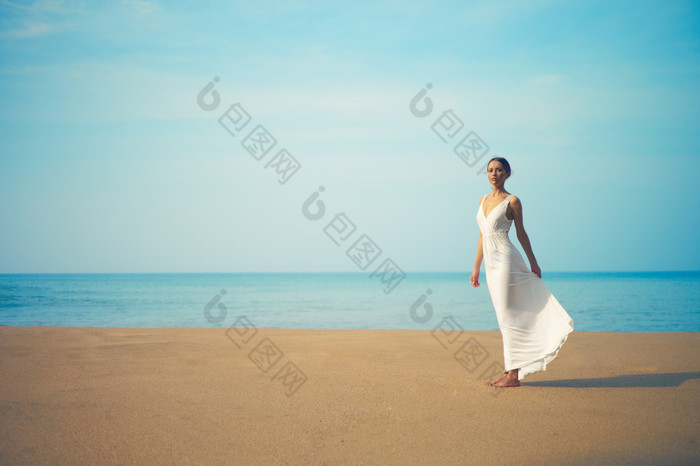 沙滩上的白裙美女