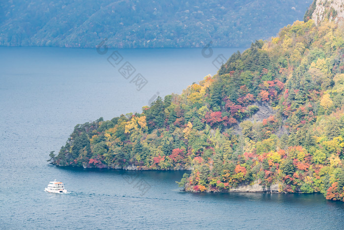 秋天湖水边的山坡