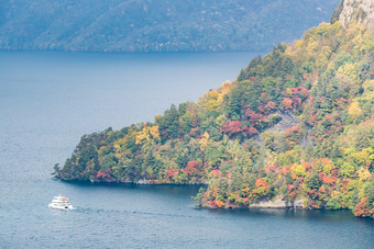 秋天湖水边的山坡