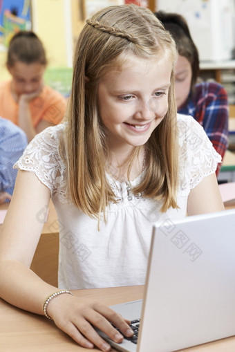 上课<strong>电脑学习</strong>的女孩