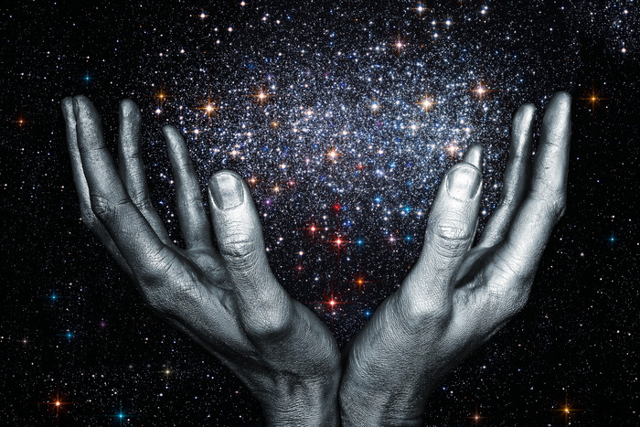 暗色调手中的宇宙摄影图