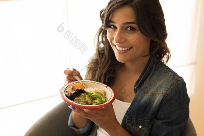 简约在吃饭的女子摄影图