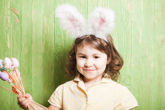 简约扮成兔子的女孩摄影图