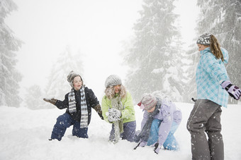 简约玩雪的儿童们摄影图