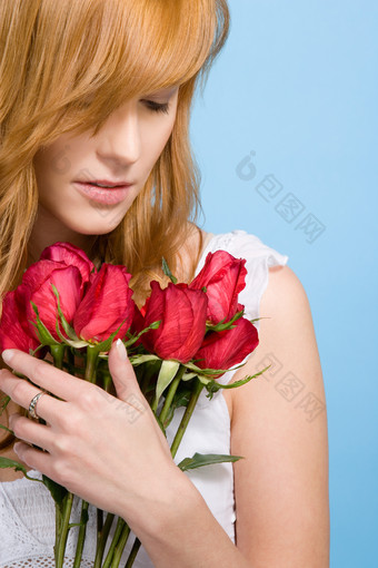 唯美拿玫瑰的女孩摄影图
