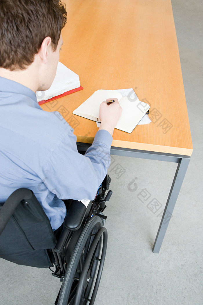 简约写字的残疾人摄影图