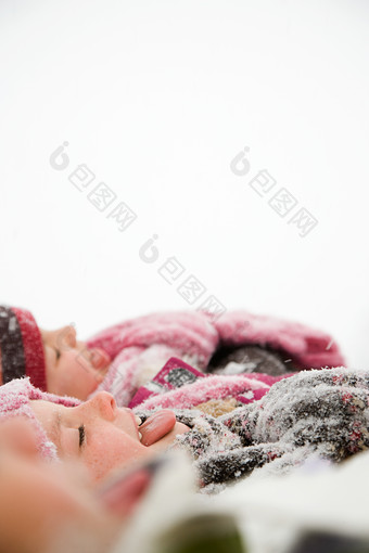 简约雪地上的儿童摄影图
