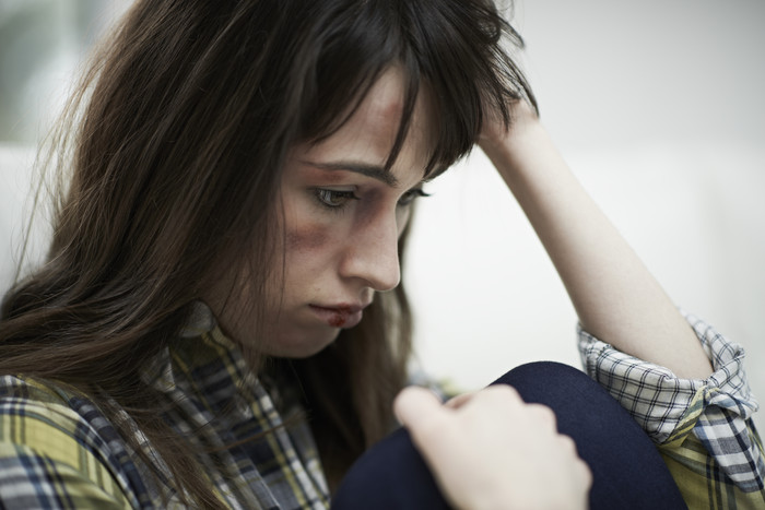 深色调遭家暴的女人摄影图