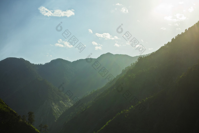 山峰上的日出景色