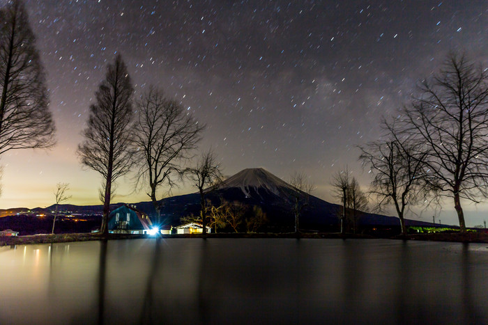 日本夜空下的富士山