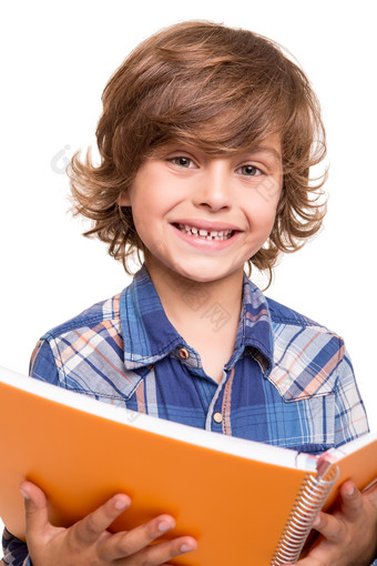 看橙色书本的小男孩