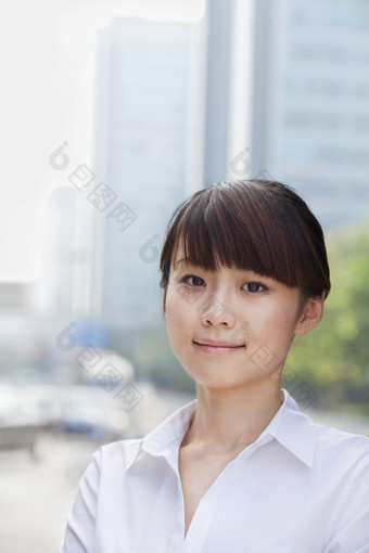 穿白衬衣的<strong>年轻女孩</strong>