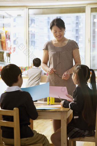 幼儿园上课的学生和老师