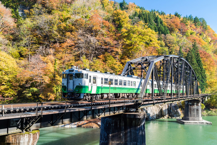 火车铁轨河边秋天大自然风景户外交通旅游