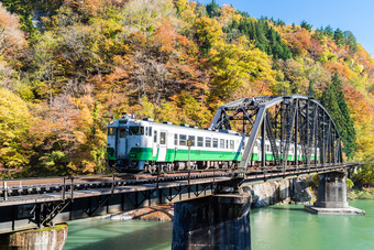 火车铁轨河边秋天大自然风景户外交通旅游