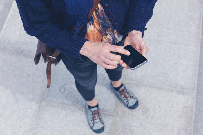 灰色调用手机的女子摄影图