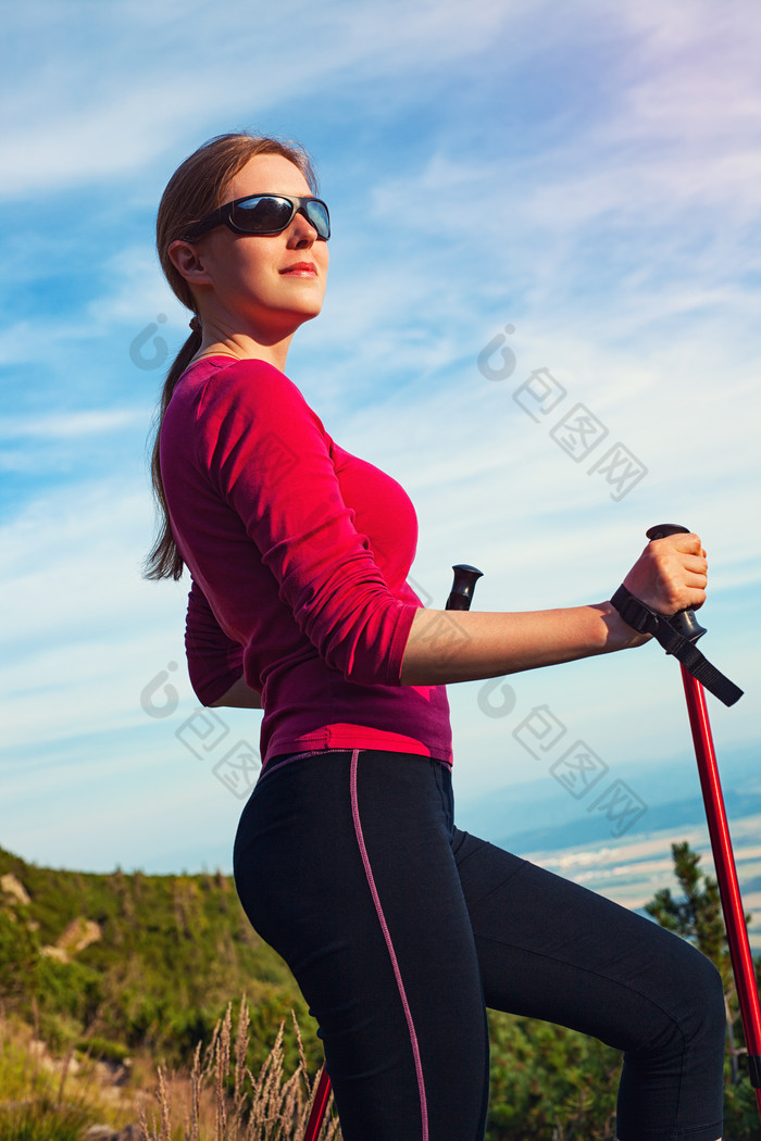 戴眼镜登山的女人