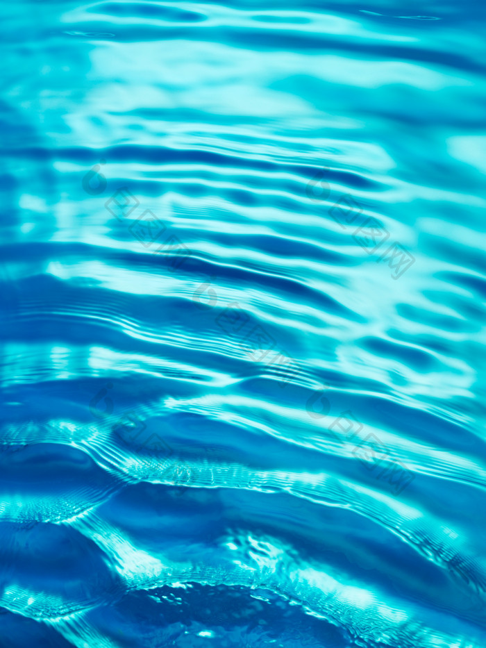 蓝色水池中的涟漪