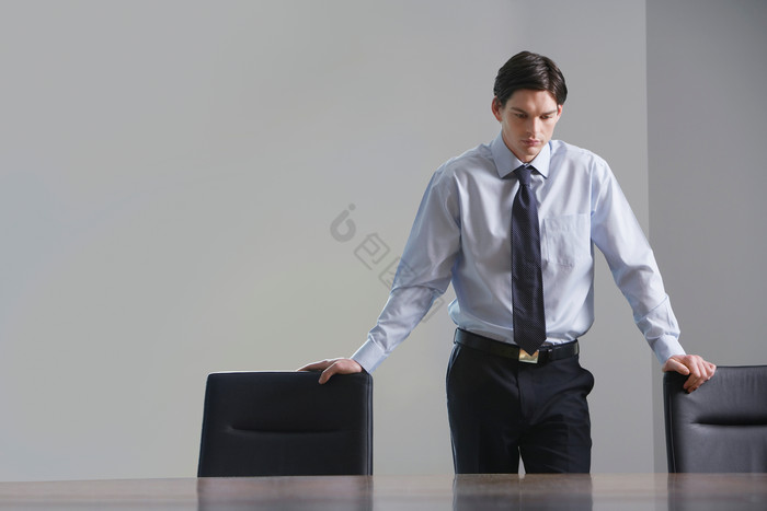 会议室站立的男人图片