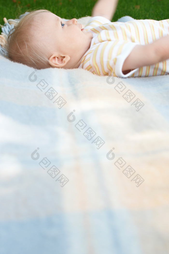 清新躺着的婴儿摄影图