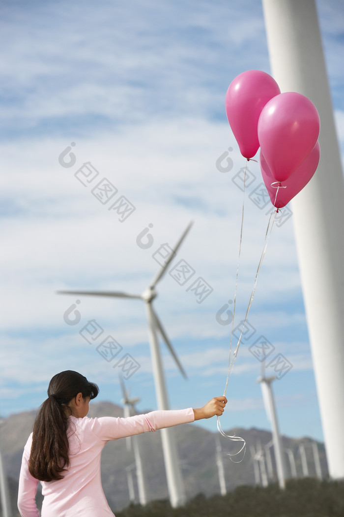一个女孩背影拿着气球图片