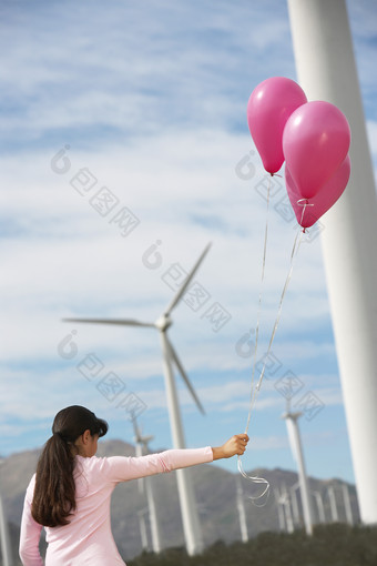 女人抓着气球的背影