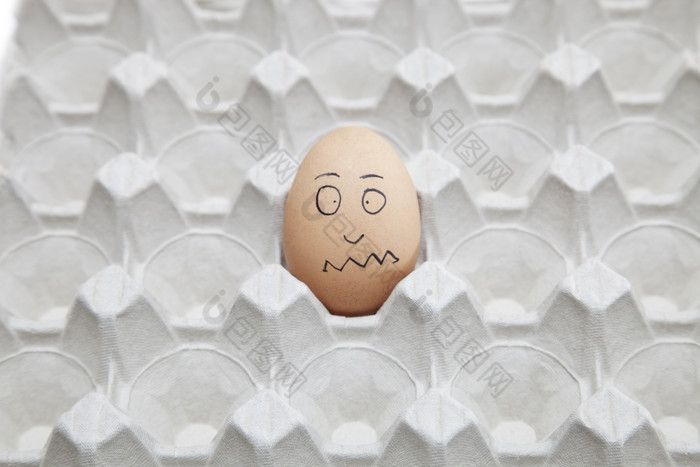 撇嘴表情鸡蛋摄影图