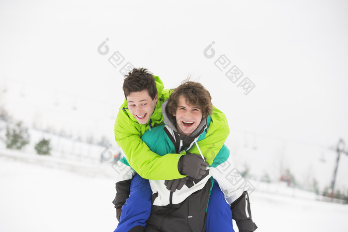 简约风雪地中的男孩摄影图