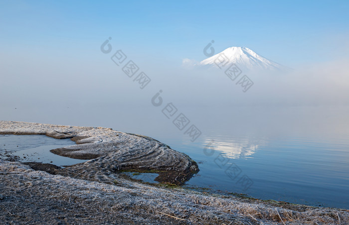 富士山和云雾摄影图