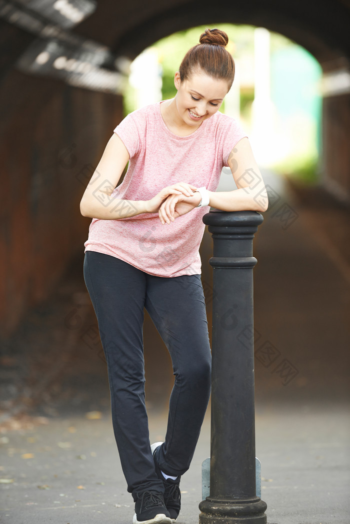 简约风晨练的女人摄影图