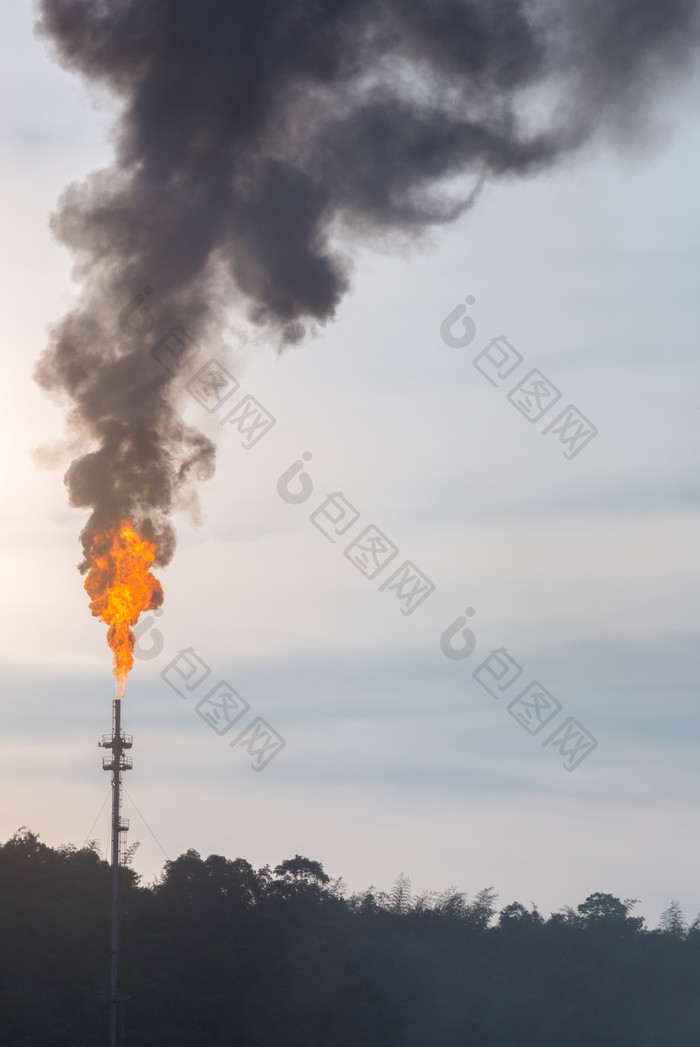 污染的石油炼油厂