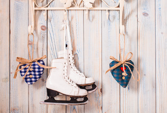 木质挂钩上的滑冰鞋