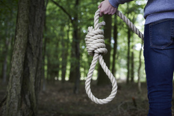树林中拿一捆绳子人物