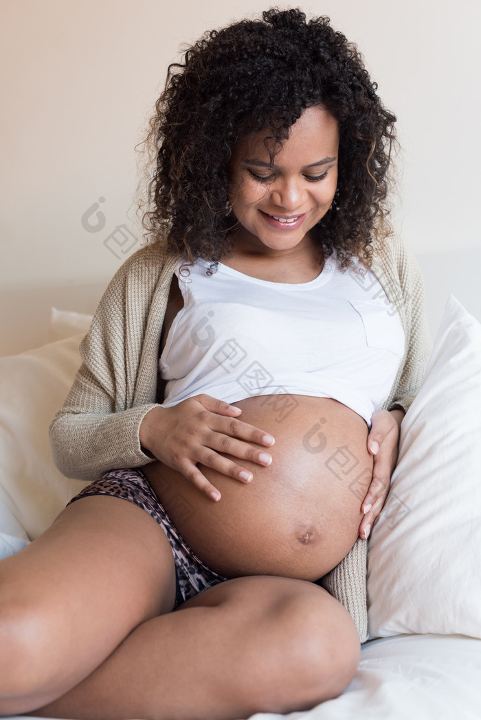 简约风格怀孕了的女人摄影图