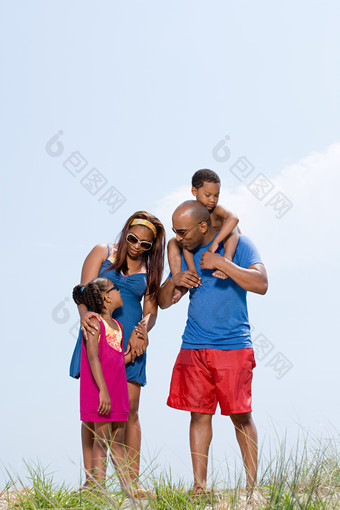 蓝色清新外出的家人摄影图