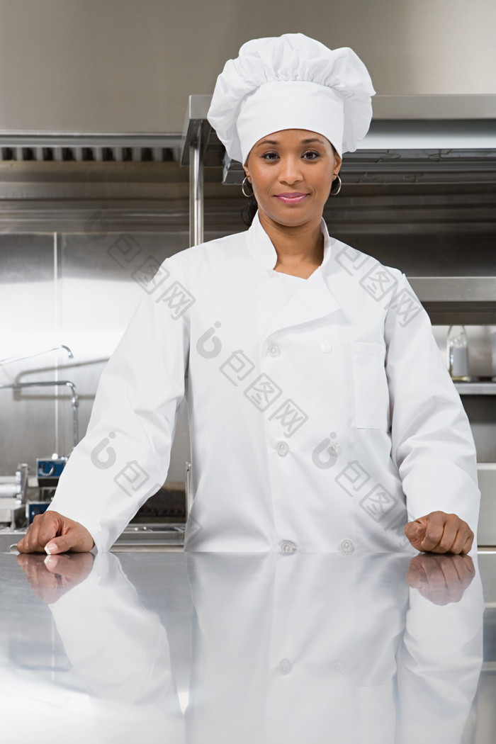 暗色调休息的女厨师摄影图