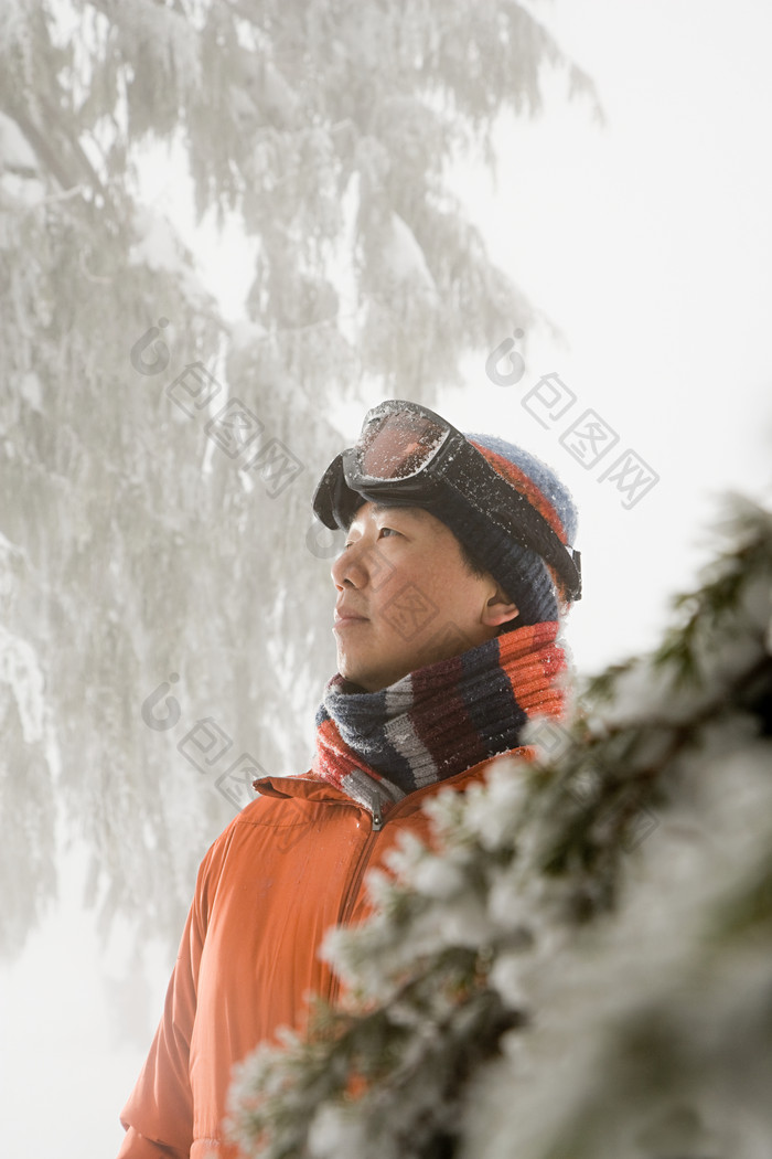 灰色调滑雪爱好者摄影图