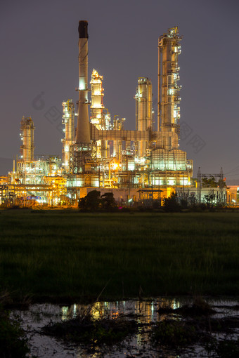 暗色调大型工厂的夜景摄影图