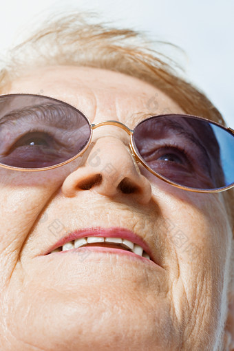 简约戴眼镜的老人摄影图