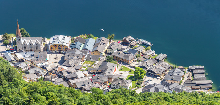 航拍湖边房屋建筑和树林