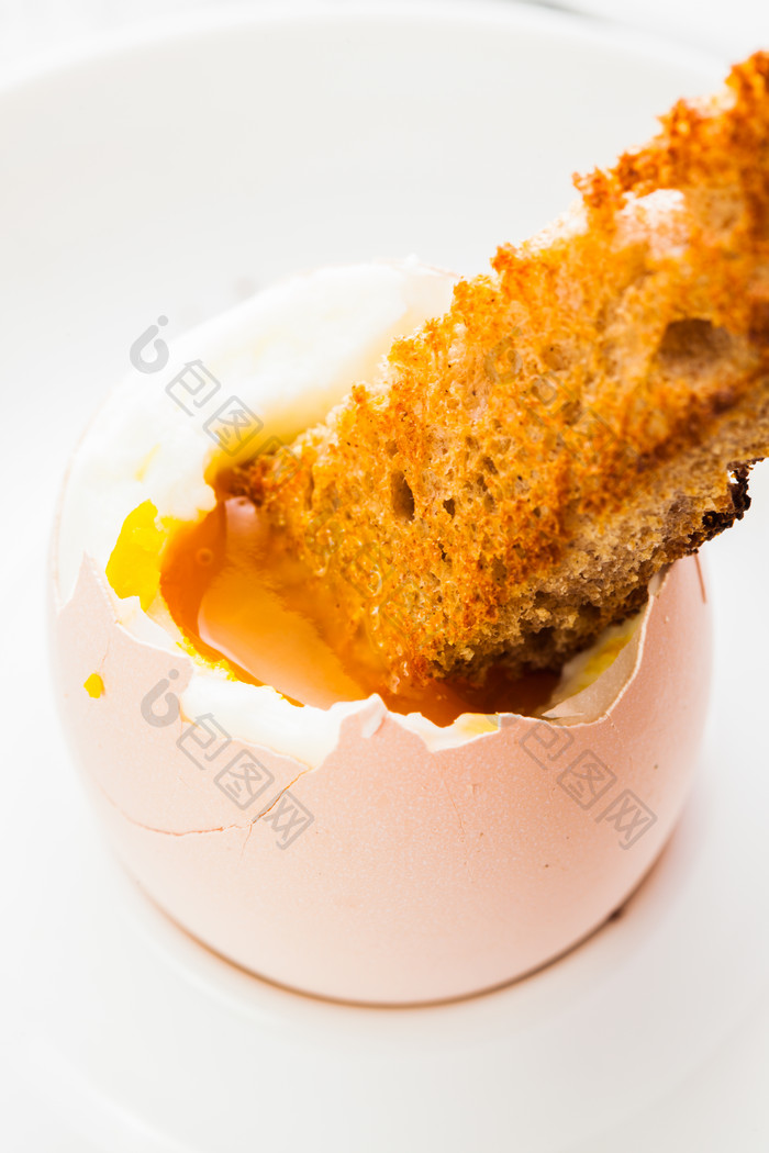 烤面包和熟鸡蛋摄影图