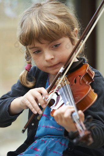 女孩拉小提琴摄影图