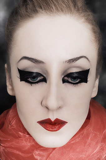 简约风画浓妆的女孩摄影图图片下载