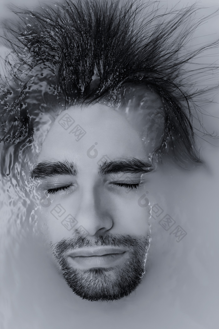 灰色调泡澡的人摄影图